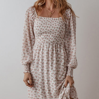 Robe à Col Carré et Petite Fleur