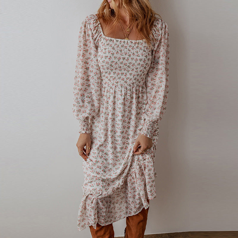 Robe à Col Carré et Petite Fleur