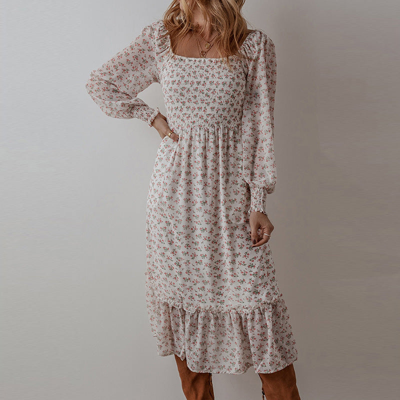 Robe à Col Carré et Petite Fleur