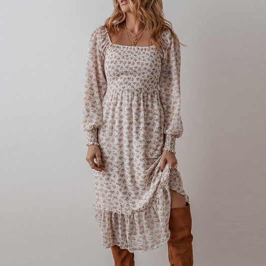 Robe à Col Carré et Petite Fleur